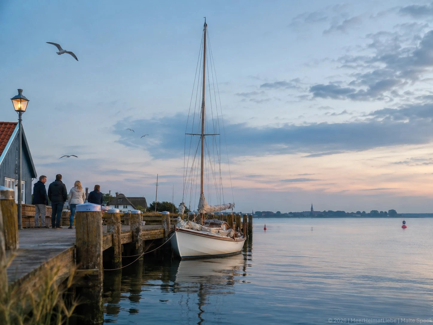 Dezente maritime Hafenszene mit Menschen am Steg